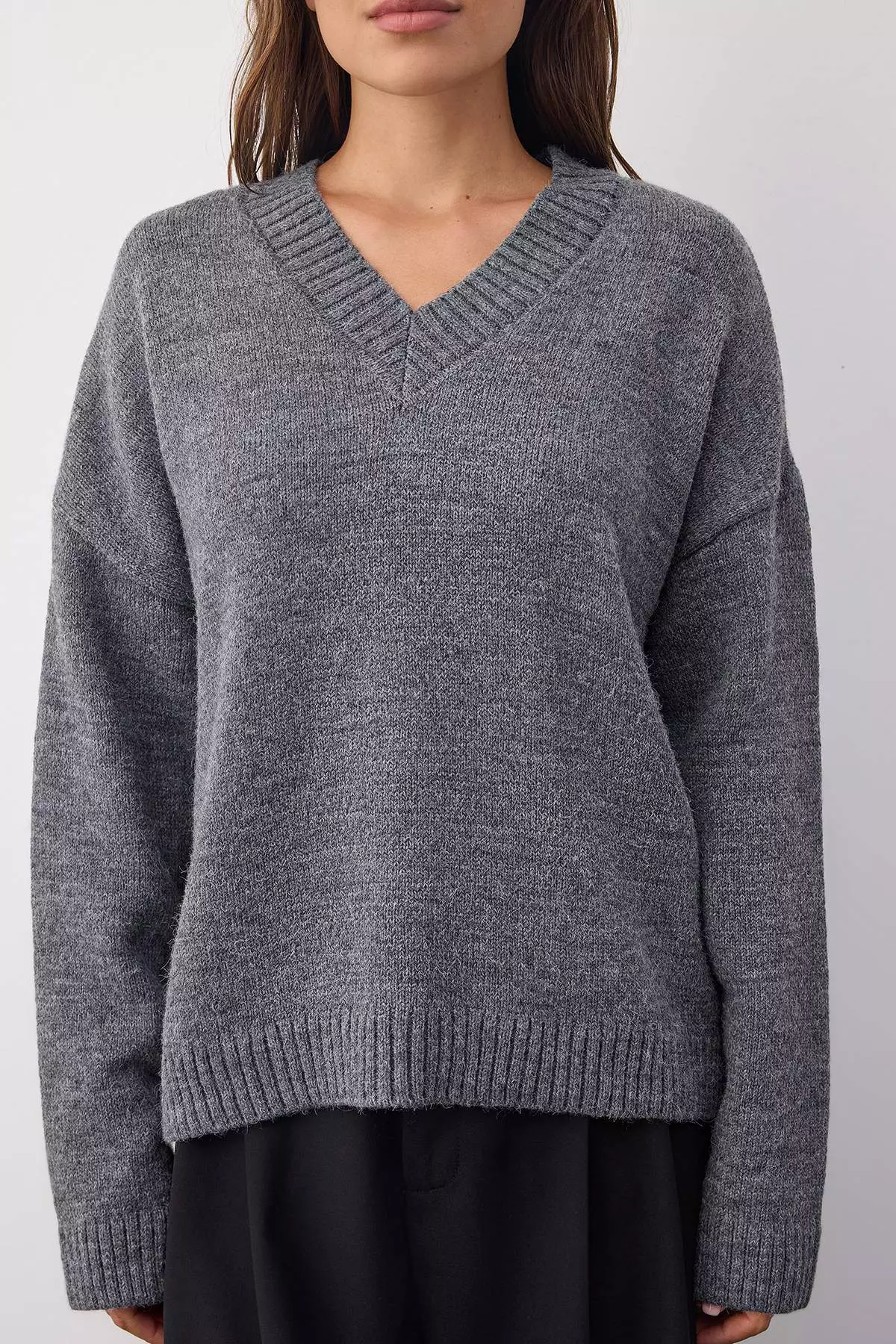 Wardrobe Essentials Anthracite Basic Loose Fit Soft Texture Knit Sweater | Twoaw26Kz00091