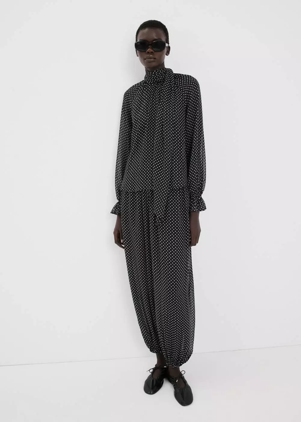 Blus polkadot leher tinggi