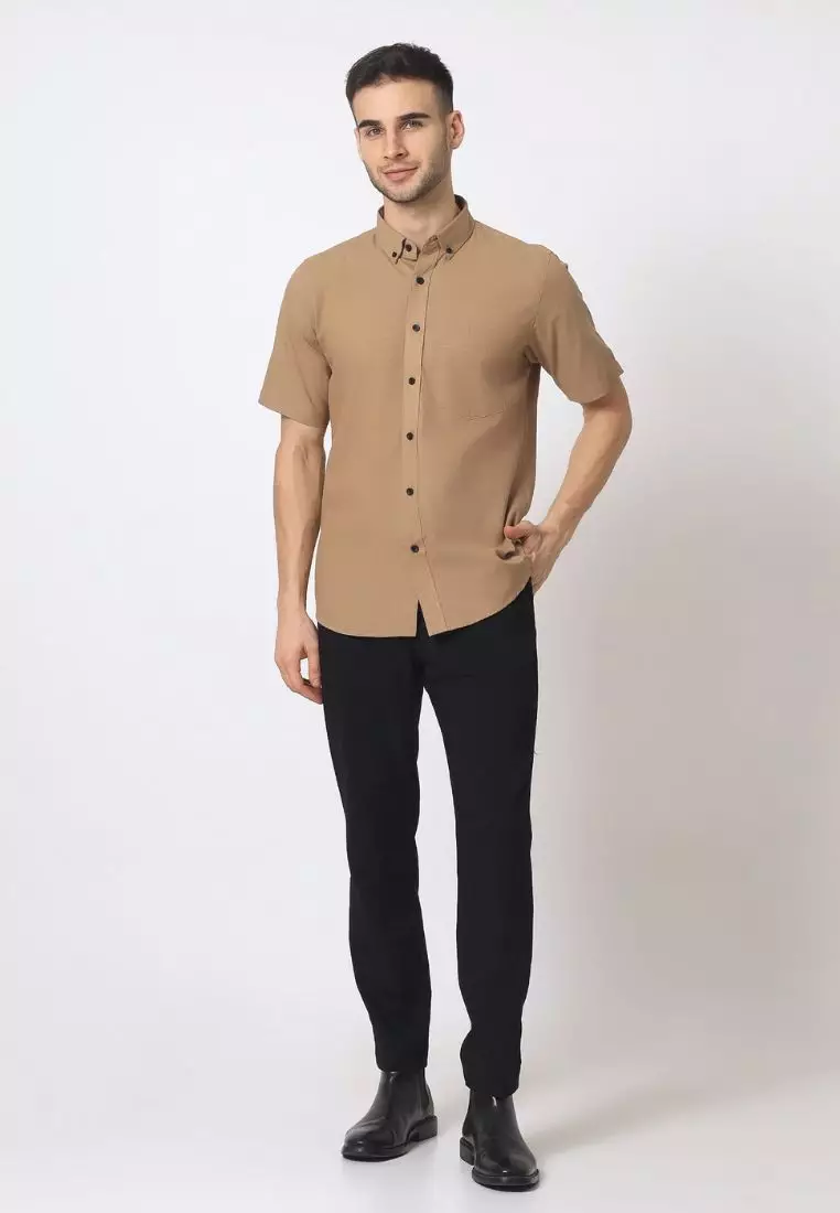 Cotton Well Ben Short Sleeve Oxford Shirt Peanut Brown | Kemeja Pria Lengan Pendek Basic Polos Coklat 