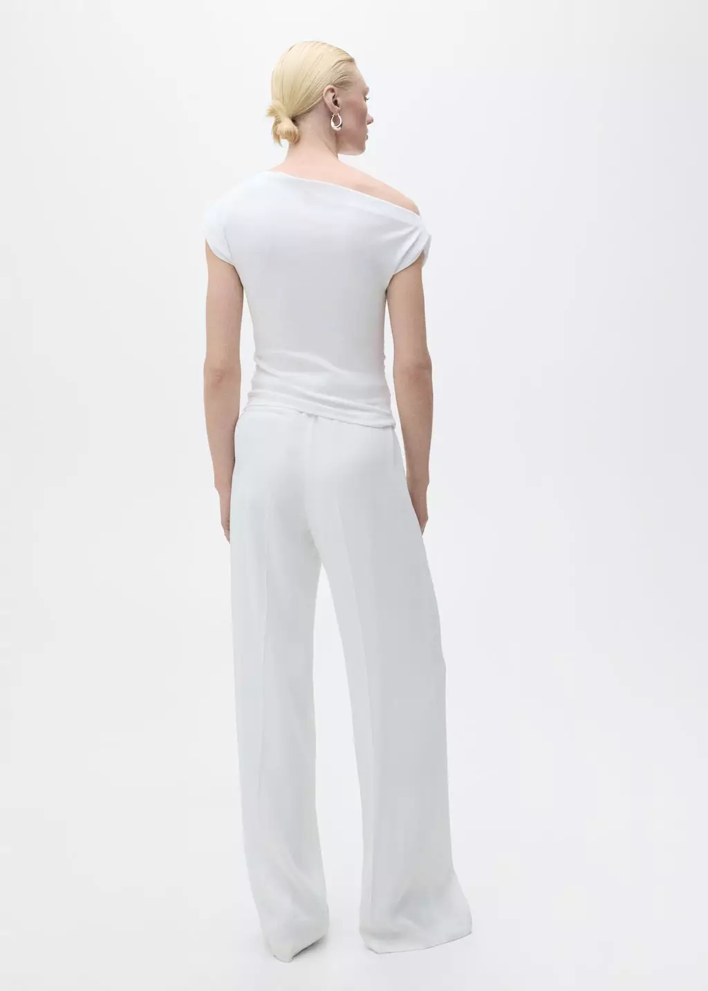 Atasan katun dengan leher asimetris