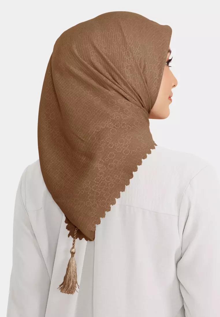 Cotton Bee - Hijab Segiempat Rayyansa Tassel Emboss Lasercut 