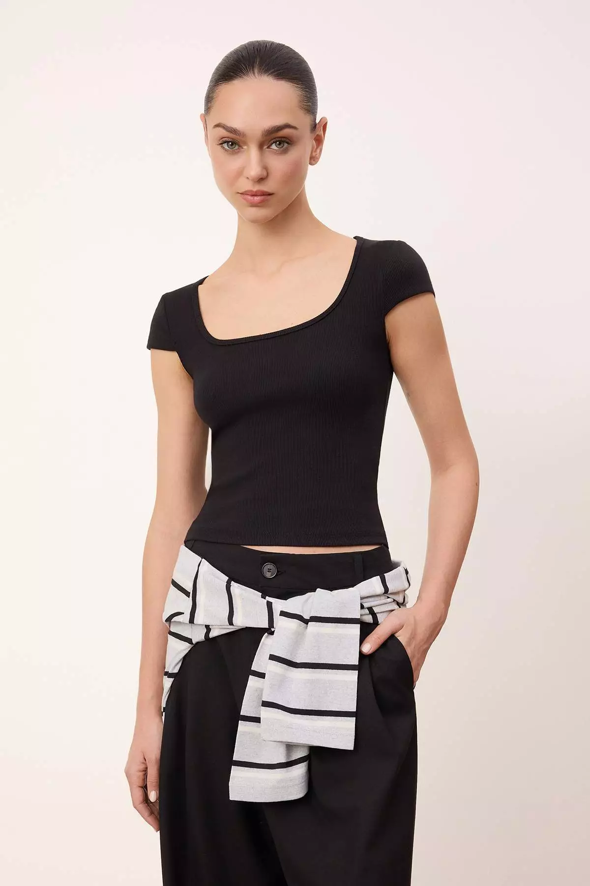 Wardrobe Essentials-Wardrope Essentials Black Fitted Short Sleeve Crop Stretchy Knitted Blouse Twoss26Bz155