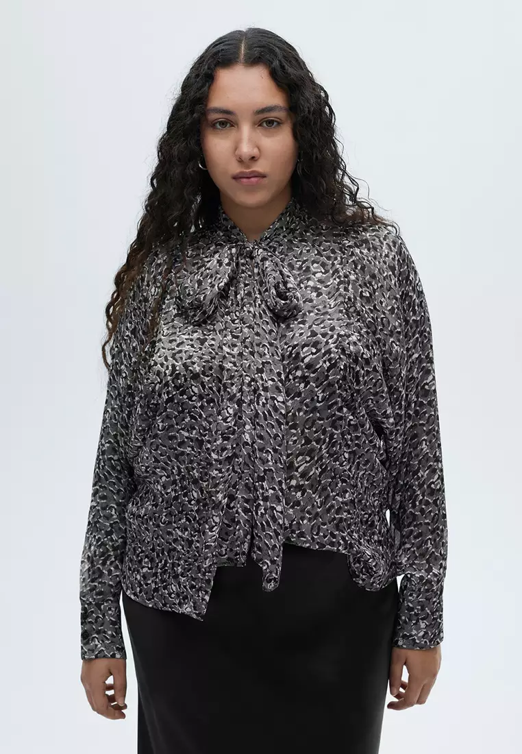 Leopard-Print Blouse With Collar and Bow