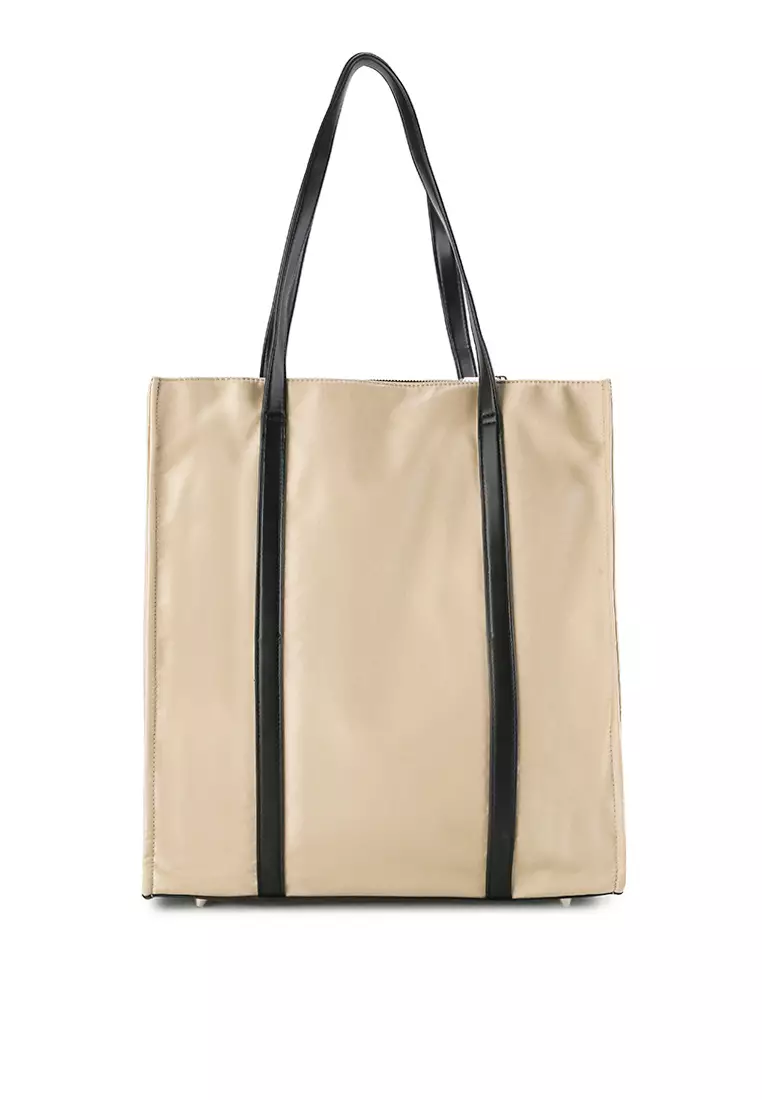 Ema Tote (L)