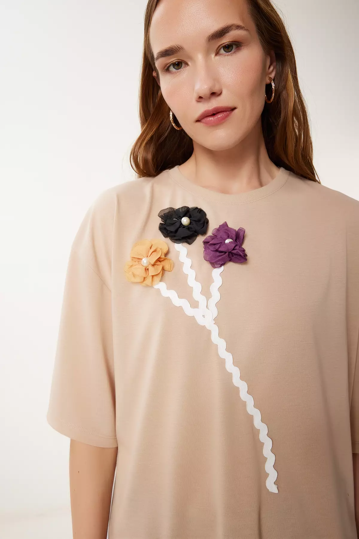 Women's Beige Floral Detailed Back Low-Cut Knitted T-Shirt Tp00086