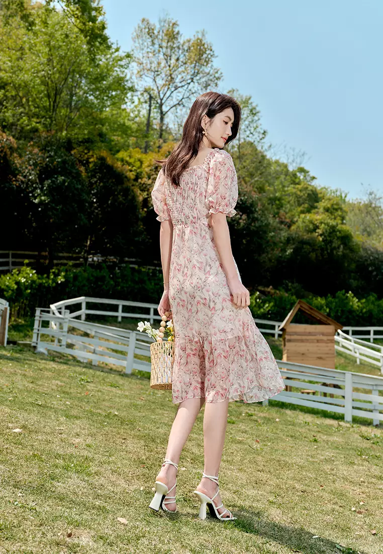 Summer Floral Picnic Dress with Ruffled Sleeve and Collar