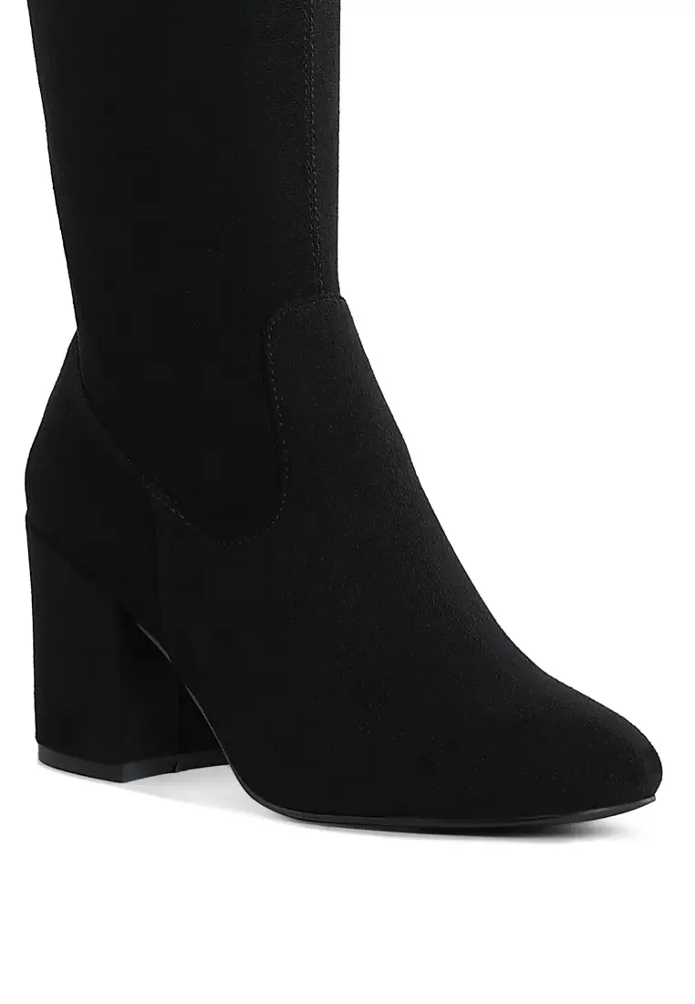 Sepatu Bot Selutut dengan Detail Tali Serut Minimal Warna Hitam