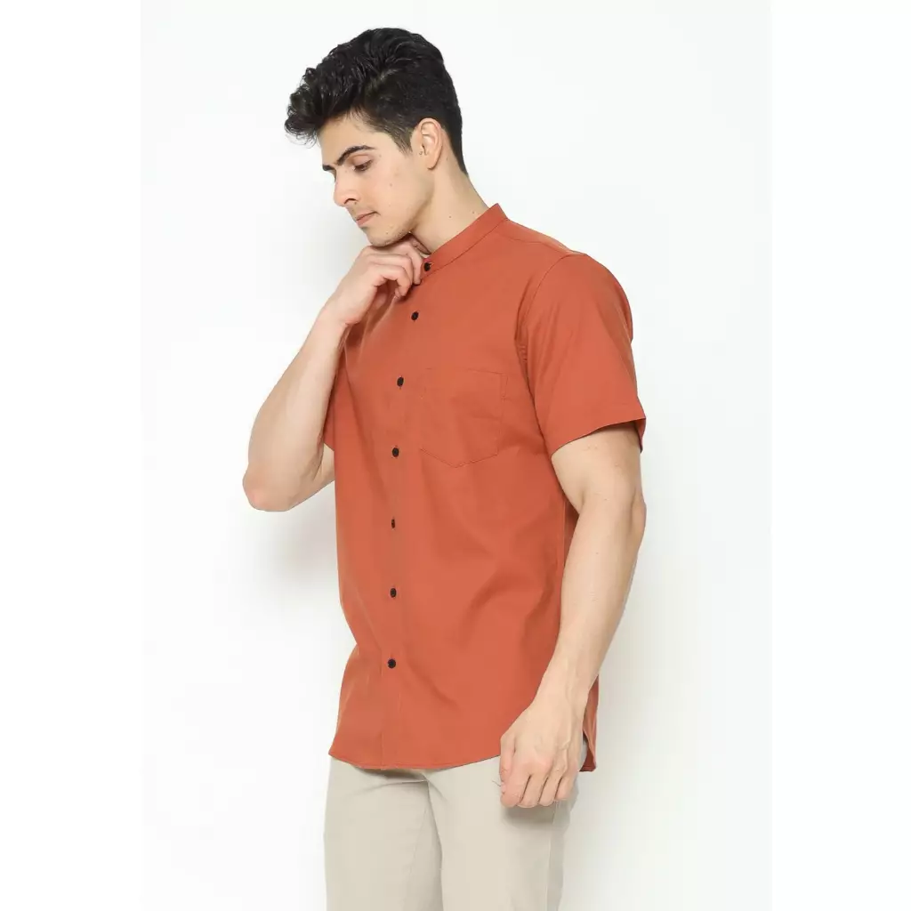 MAGINOT Kemeja Pria KOKO Basic Polos Lengan Pendek TERRACOTTA