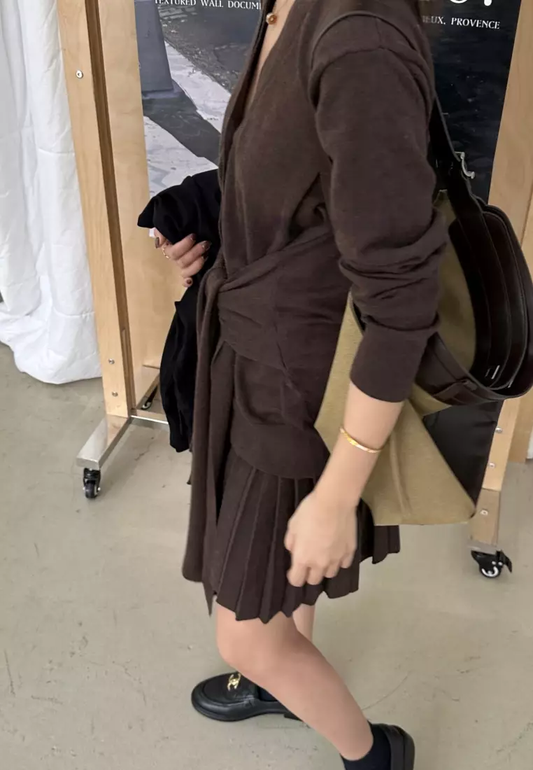 V-neck streamer pleated knit skirt set