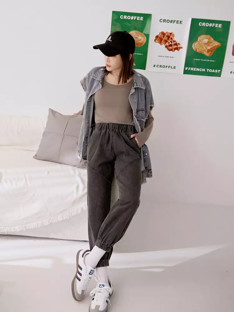 Cotton-blend elastic denim tapered pants. [BA5421]