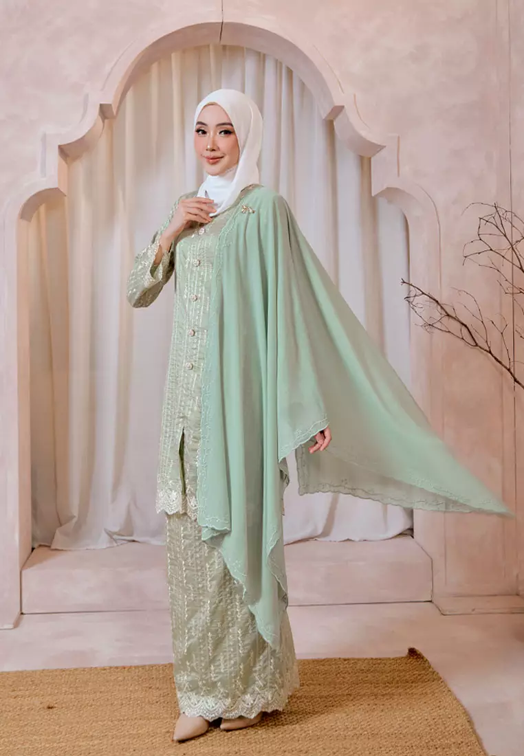 Permata Embroidery Long Kebaya with Kipas Belakang Skirt