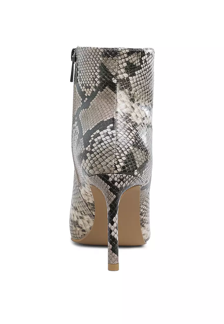 Sepatu bot hak stiletto bertekstur dengan motif ular