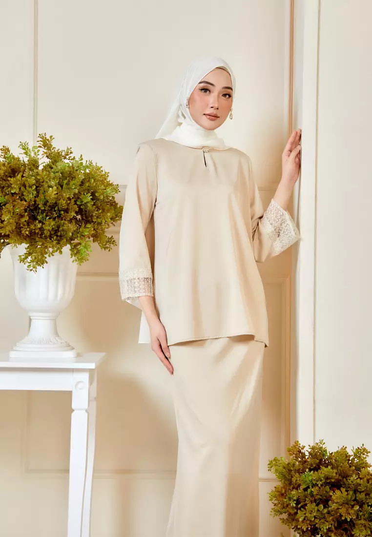 SEROJA Luxe Lace Sulam Baju Kurung Kedah Kipas Belakang in Champagne Gold