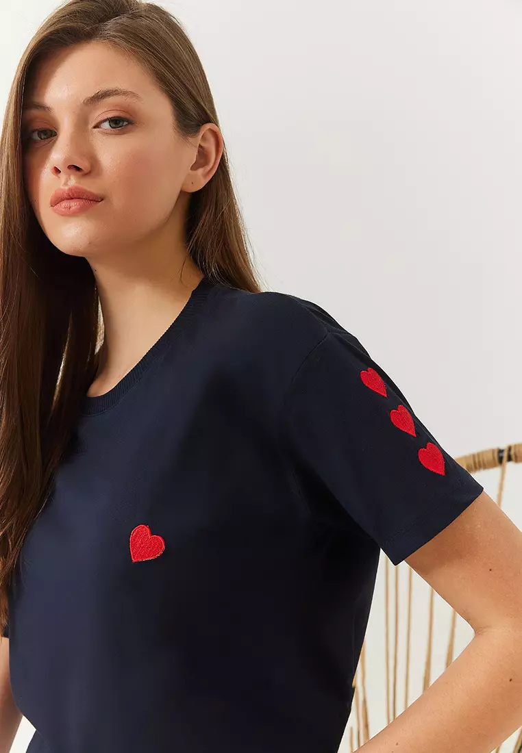 Women's Heart Embroidered T-Shirt 60602008