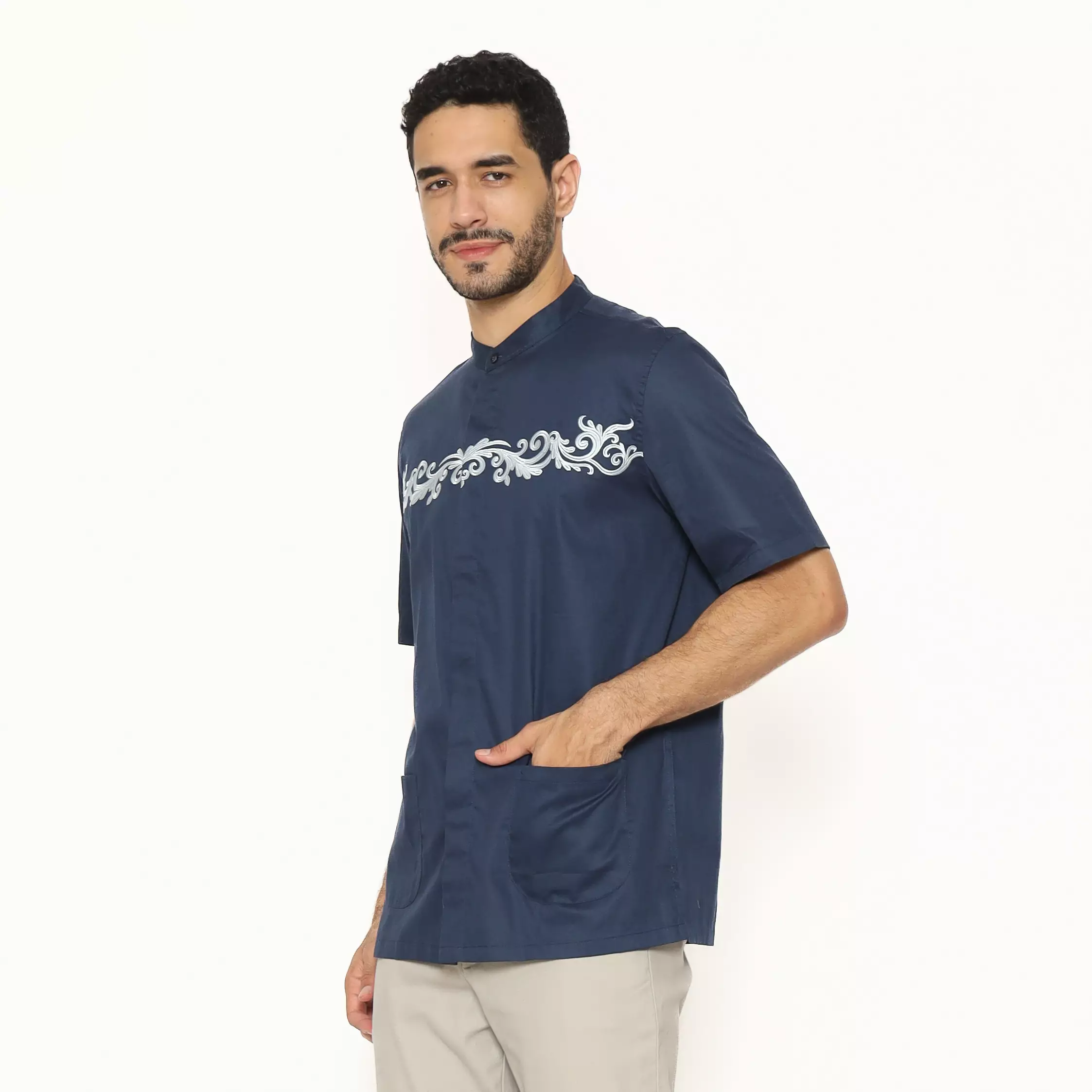 Lawell Baju Koko Pria Lengan Pendek Bordir Modern Fit Warna Navy – LAQKFSBKQG101QCTNQNM