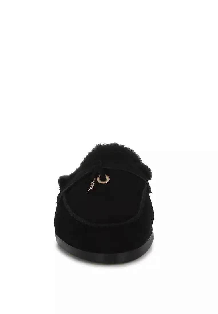 黑色絨面革和人造毛皮一腳蹬穆勒鞋