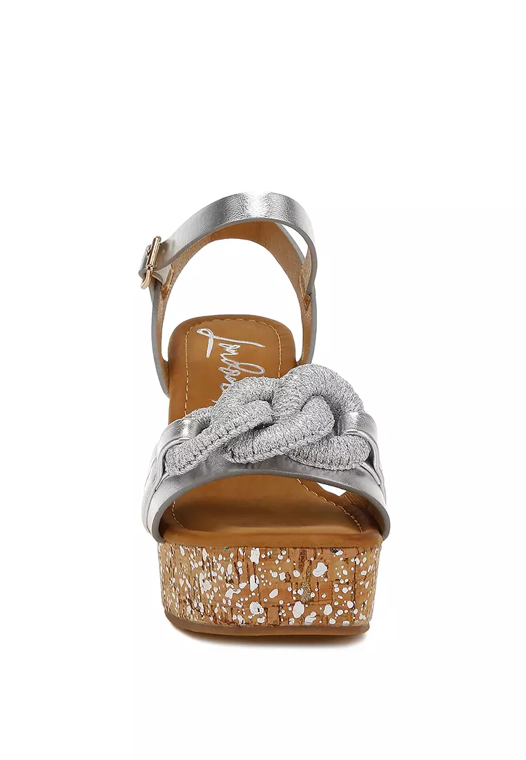 Sandal Wedge Detail Chain Link dalam Warna Perak