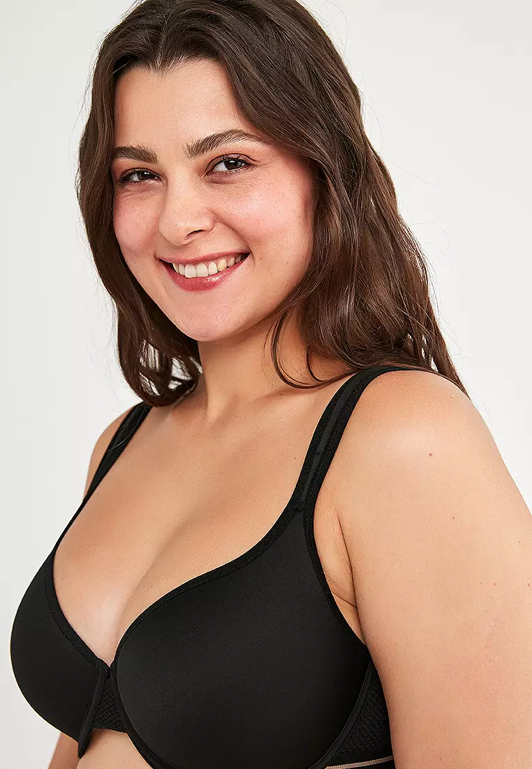Airy Form Underwire Bra With Minimizing Effect