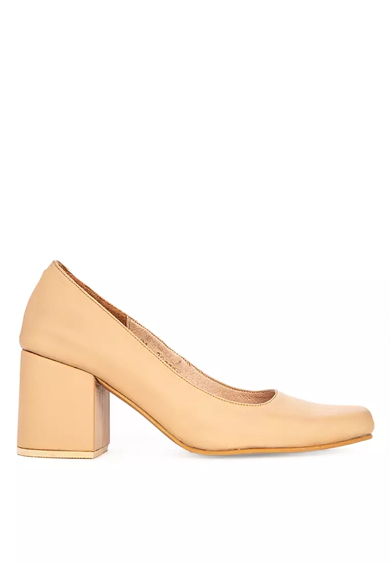 Discount on CARMELLETES  shoes - SKU: Squared Toe Heeled Pumps