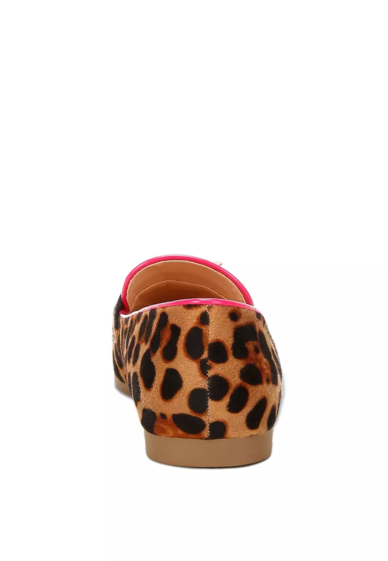 Sepatu Rumbai Suede Mikro dalam warna Leopard