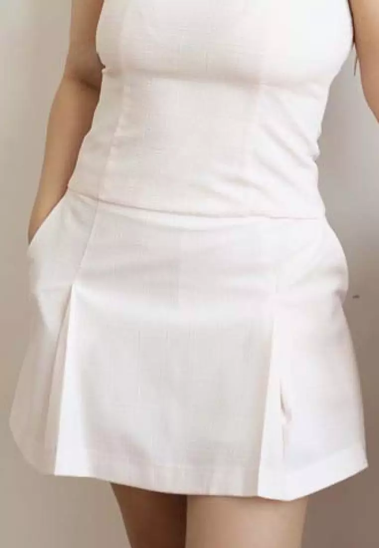 SHORT SKIRT WITH SLIT