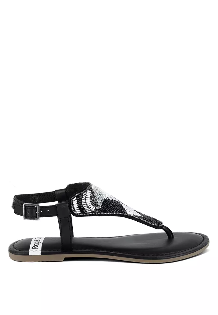 Sandal Datar dengan Gesper Pin dan Manik-manik Warna Hitam