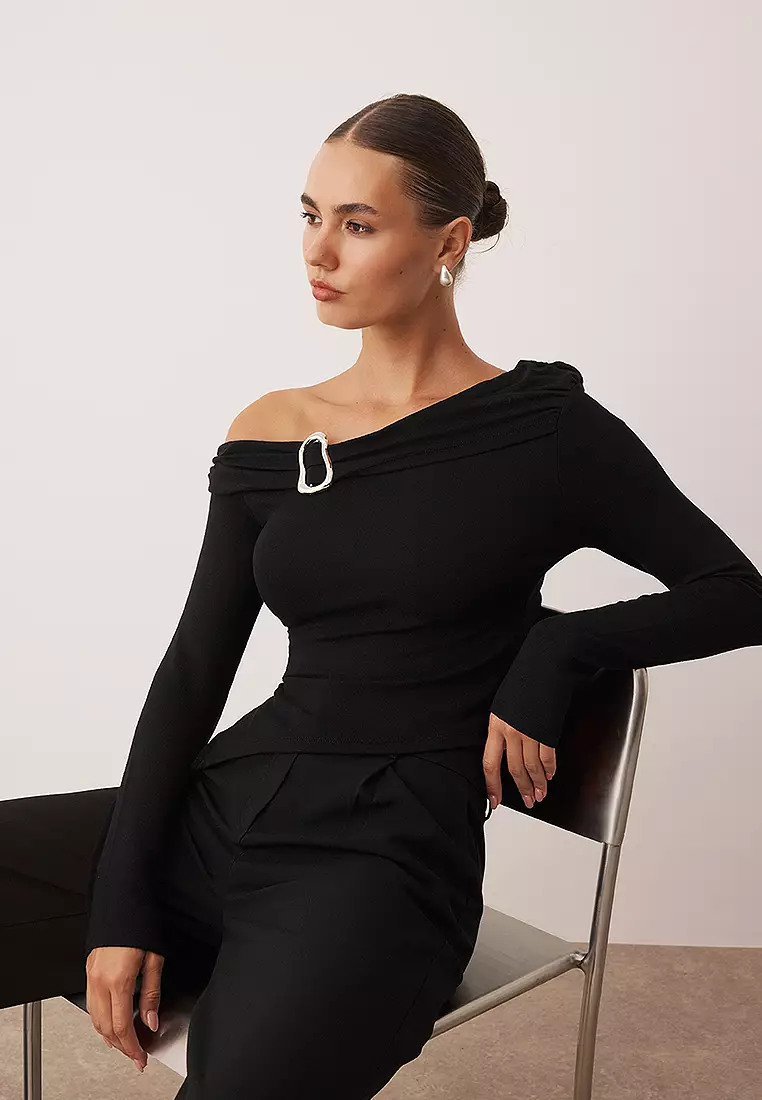 Accessory Detailed Asymmetrical Blouse