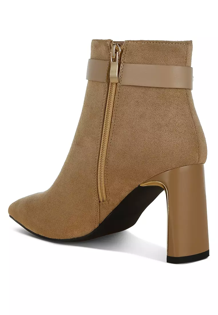 Sepatu bot pergelangan kaki detail sabuk rantai krem