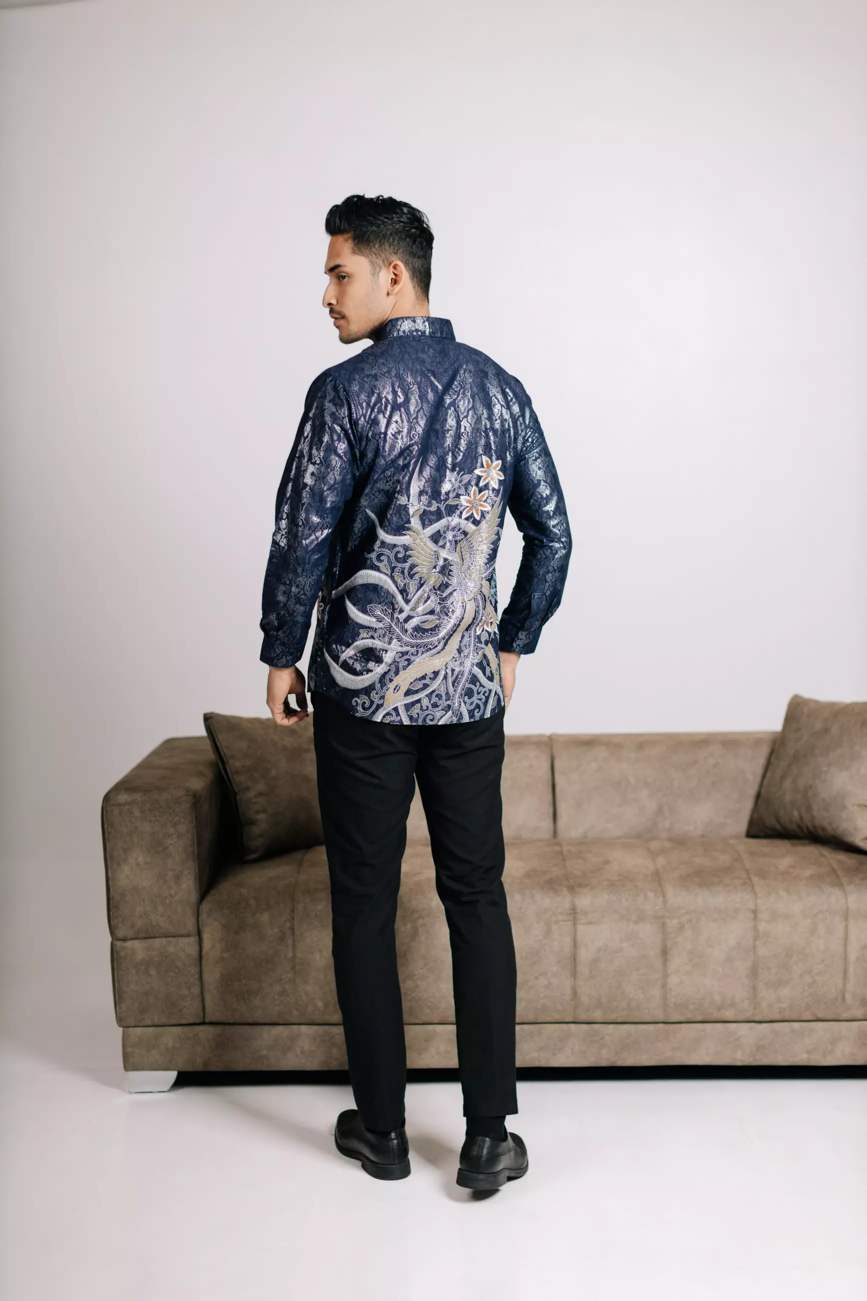 Adyatma Naratama Navy Blue Kemeja Batik Slim Fit Pria Lengan Panjang Katun Foil