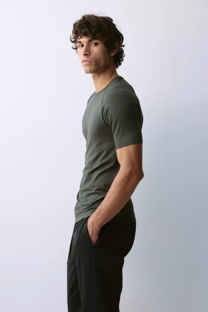 Muscle Fit Sports T-shirt with DryMove™