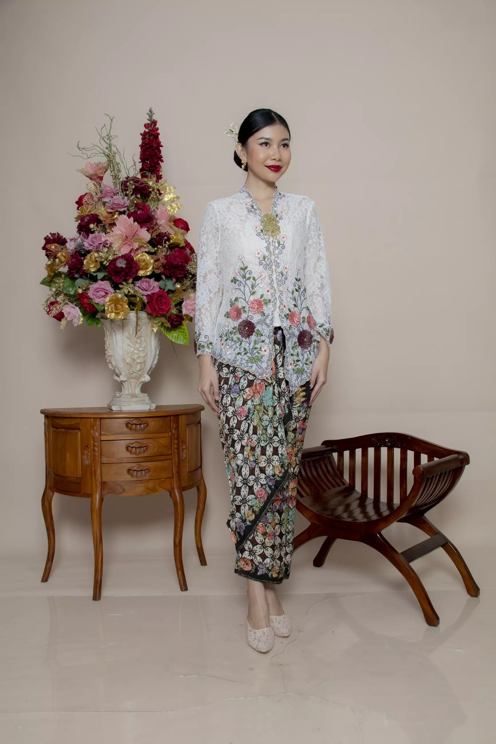Kebaya Brokat Roses 3 Dimensi in White Color