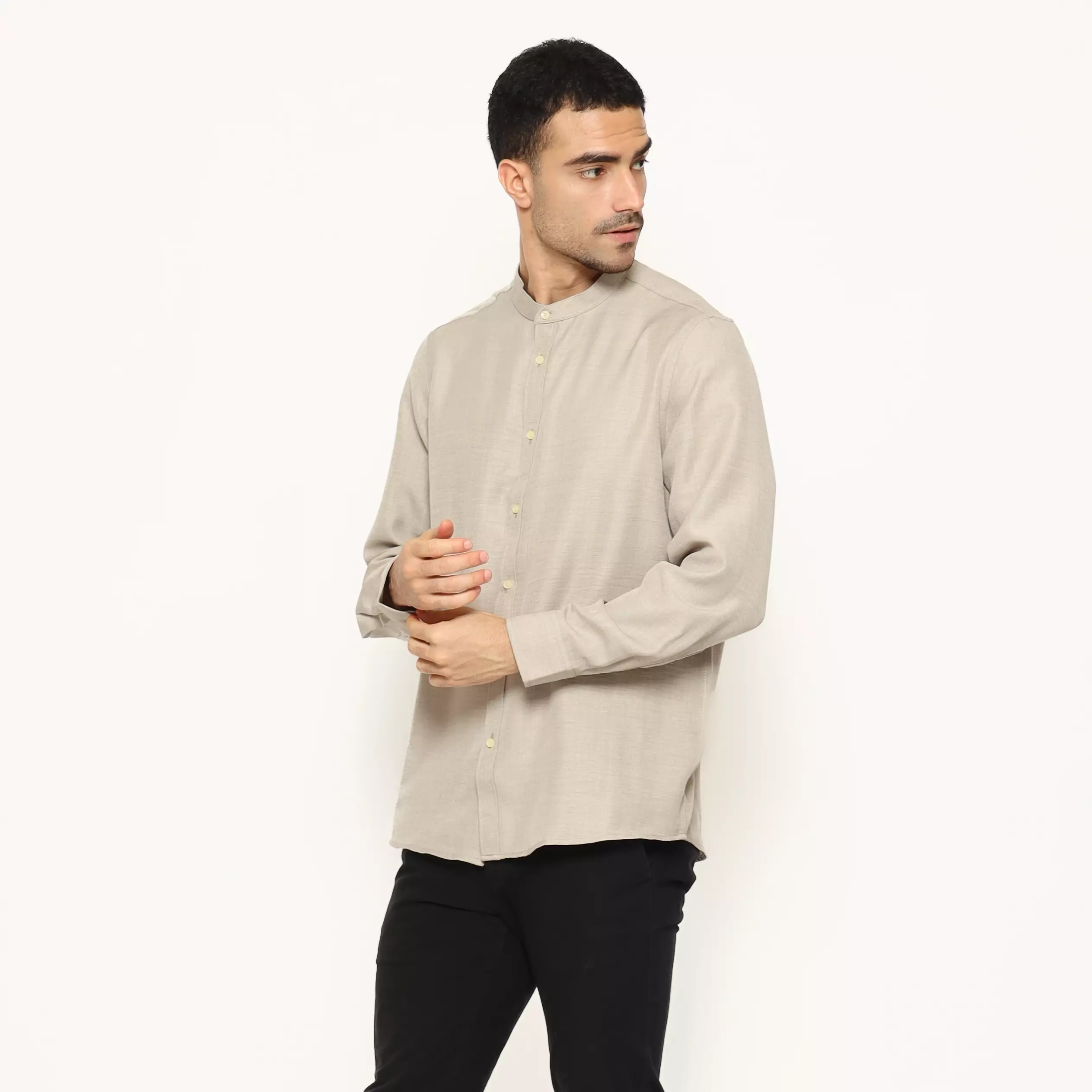 Lawell Baju Koko Pria Polos Lengan Panjang Slim Fit Warna Beige | ESPRIT