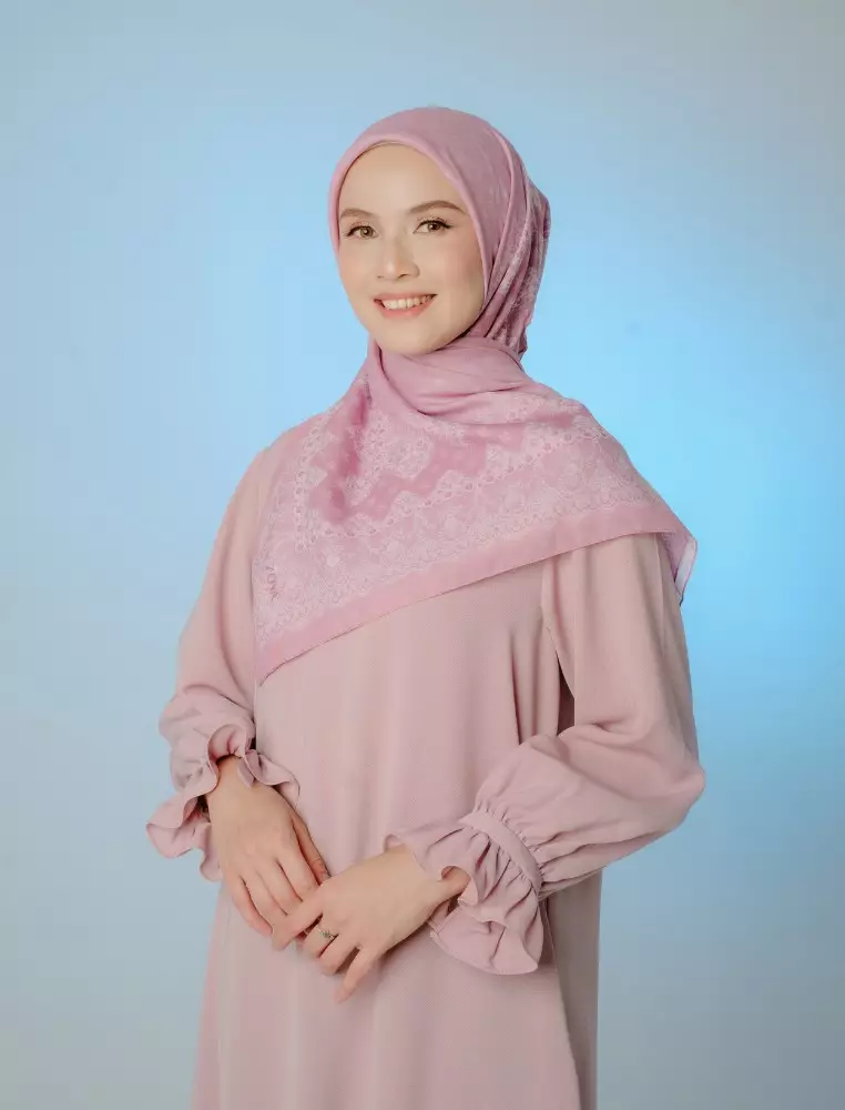 ZOLA Scarf Pink - Kerudung Hijab Segiempat Motif With Pouch Ziplock - Bahan Poly Fine - Ukuran 110x110