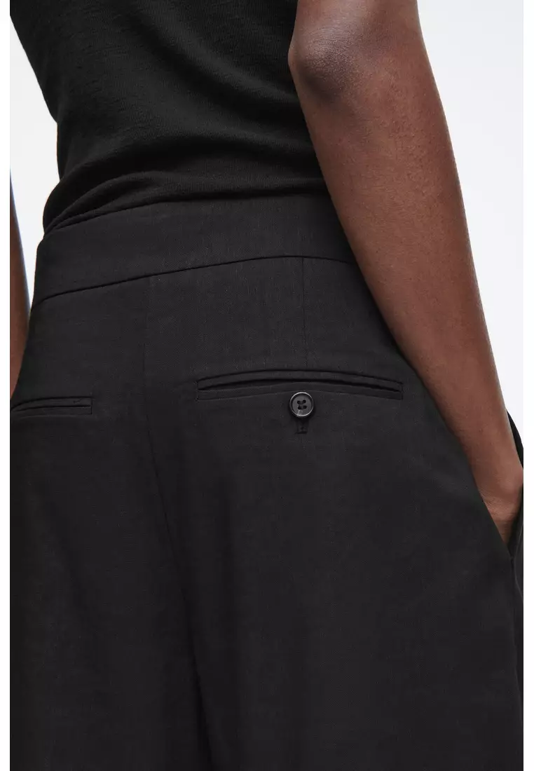 LONGLINE PLEATED LINEN SHORTS