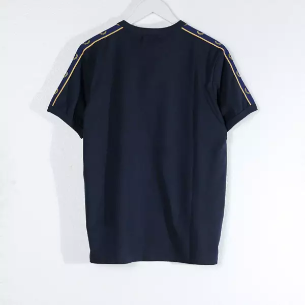 Kaos FRED PERRY BAND TAPE SHOULDER NEW YELLOW NAVY TSHIRT 100% ORIGINAL