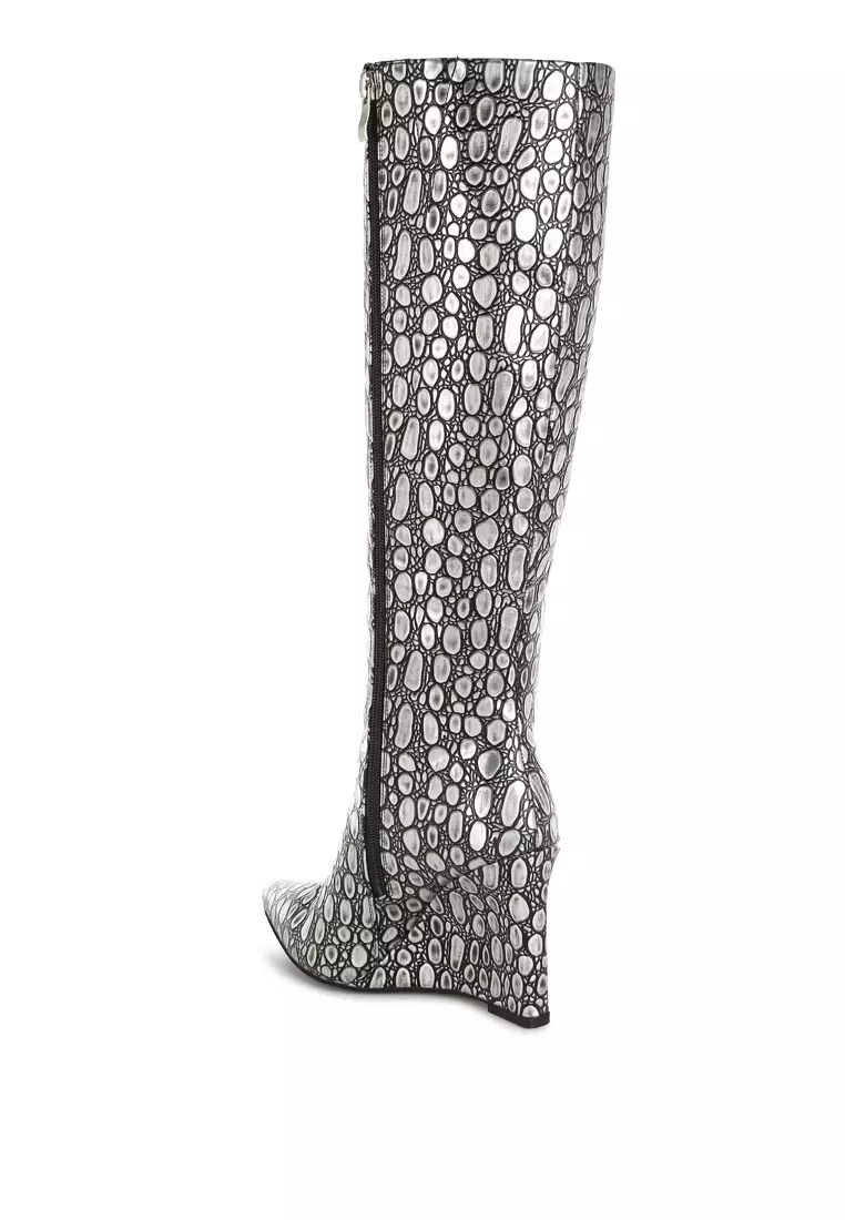 Sepatu bot kulit imitasi berbentuk sobek berwarna hitam