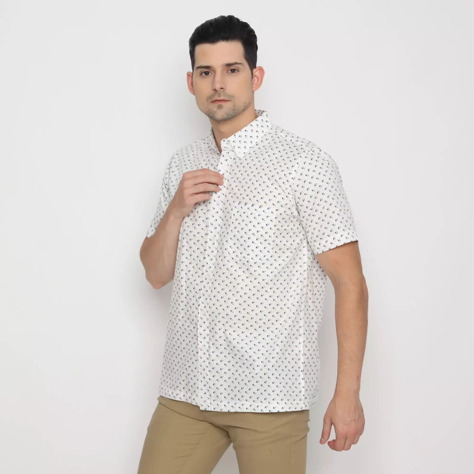 (LAST CALL) Platini Kemeja Motif Pria Lengan Pendek Katun Putih 132234