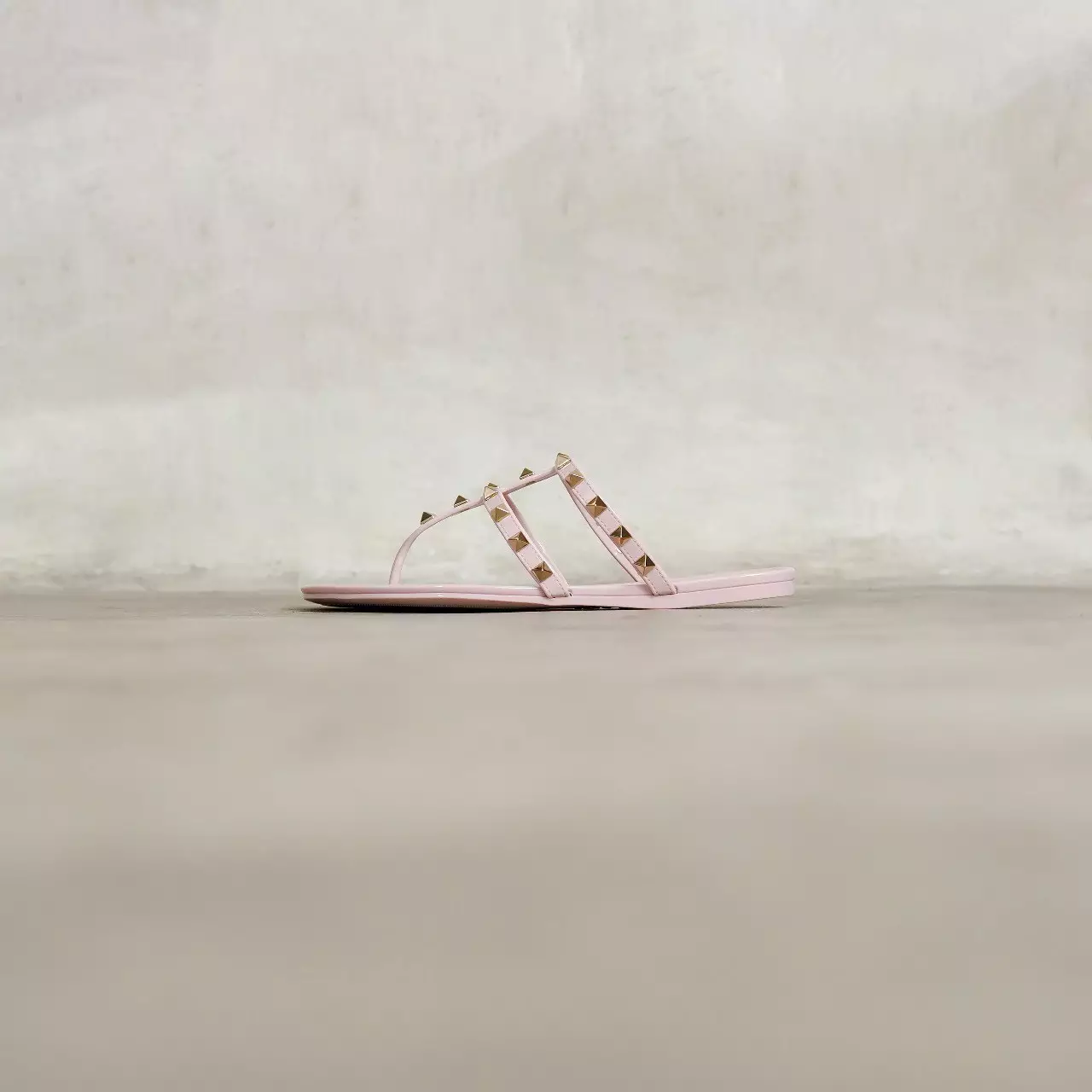Sandal VALENTINO THONG ROCKSTUD PINK JELLY SANDAL 100% ORIGINAL