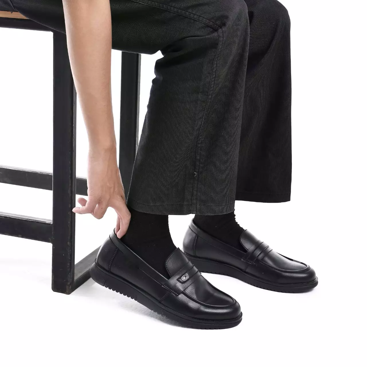 Country Boots Lyone - Sepatu Slip On Formal - Black