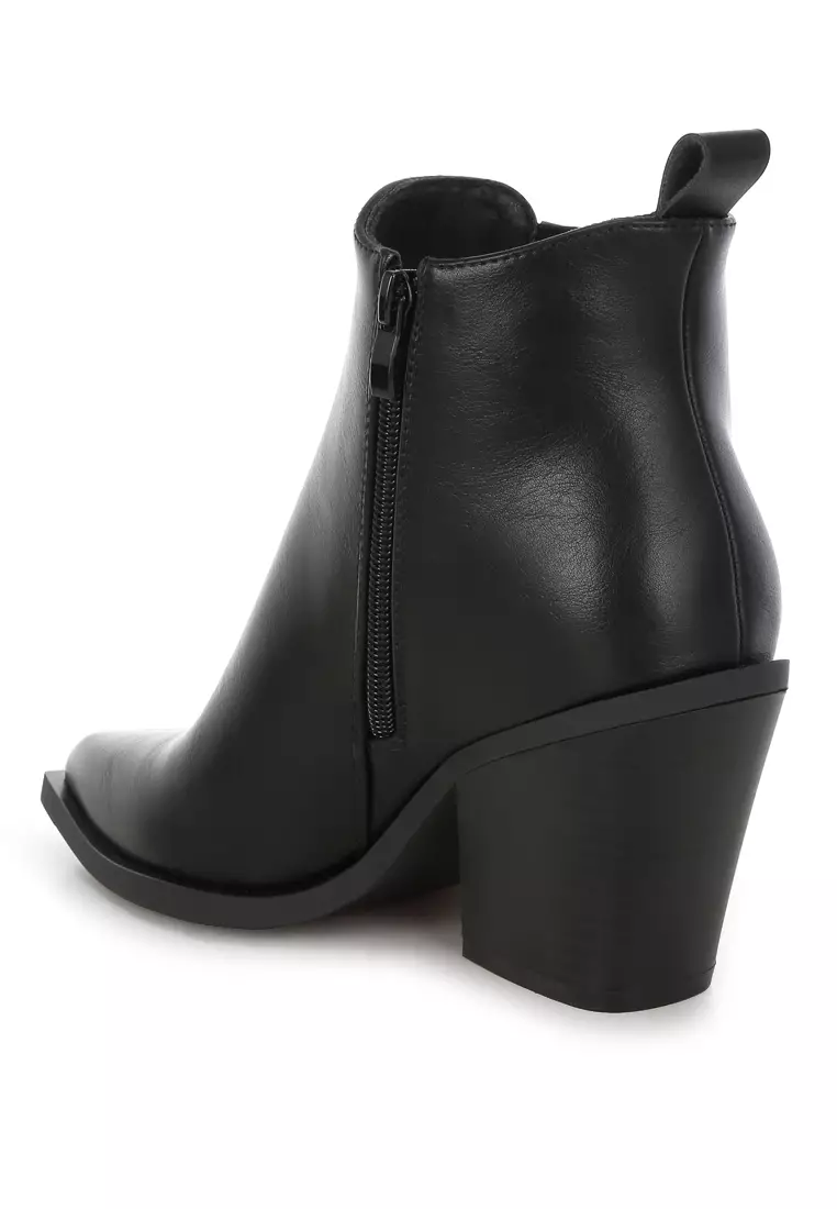 Sepatu bot Chelsea dengan detail bintang berkilauan dalam warna hitam