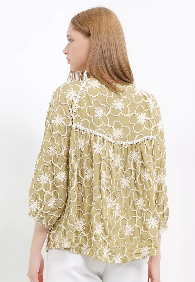 Long Raglan Sleeves 3D Flo Blouse W/ Tassels