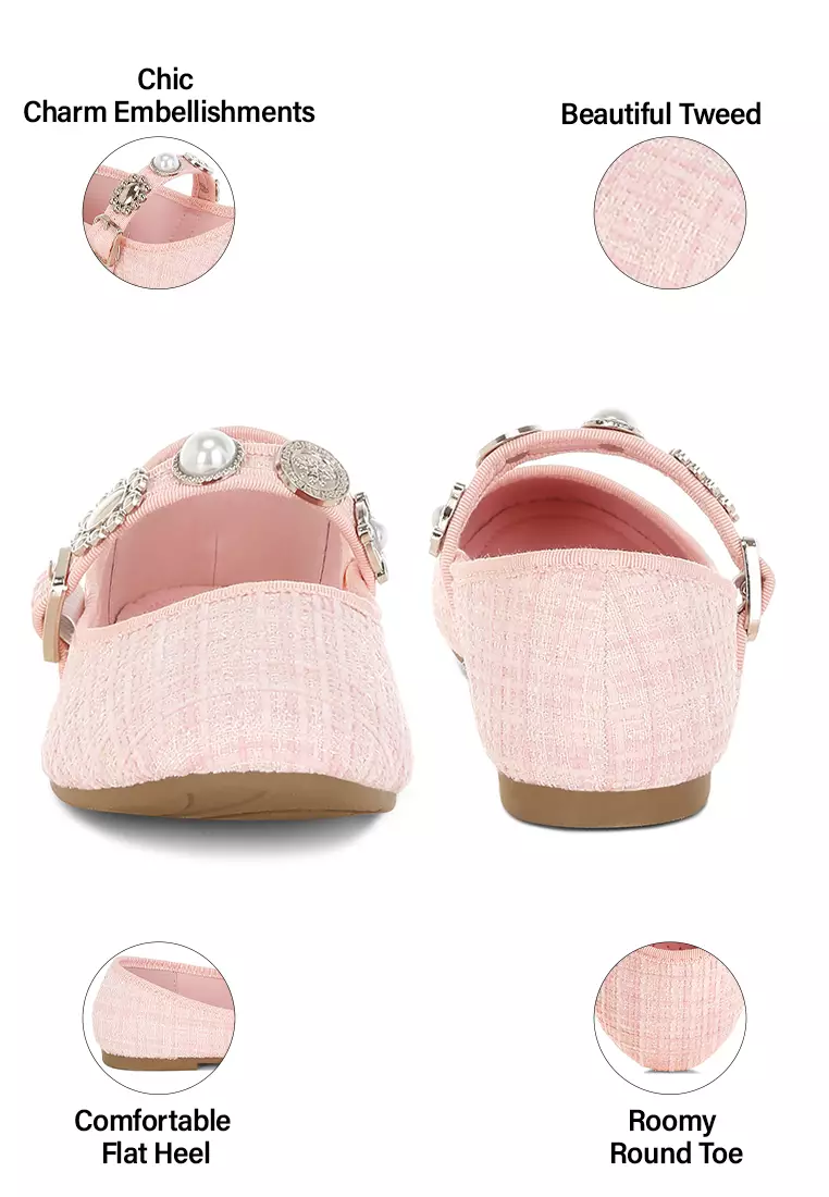 Sepatu Mary Jane dari Tweed yang Dihiasi dengan Pesona Warna Pink