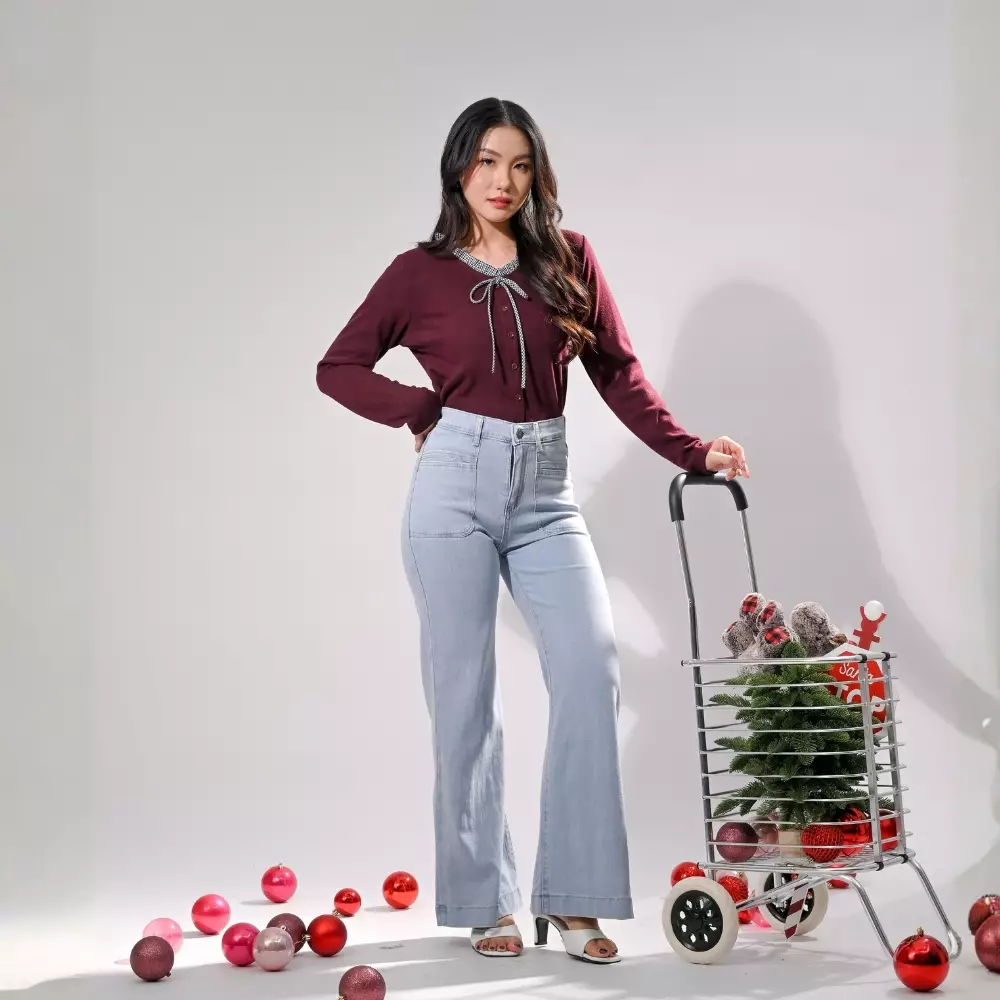 Yejin Flare Jeans in Dark Blue