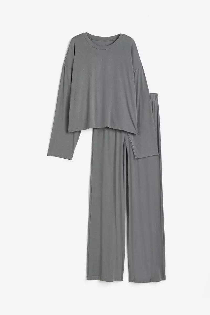 Pyjama top and bottoms