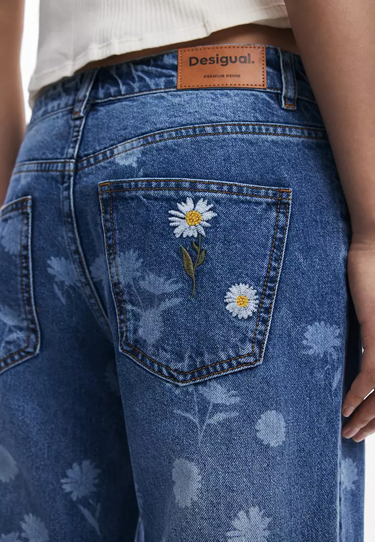 Straight jeans with daisies