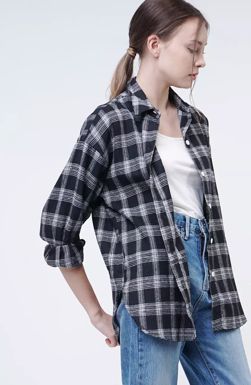 Kemeja Wanita Flanel Caitlyn Black Offwhite
