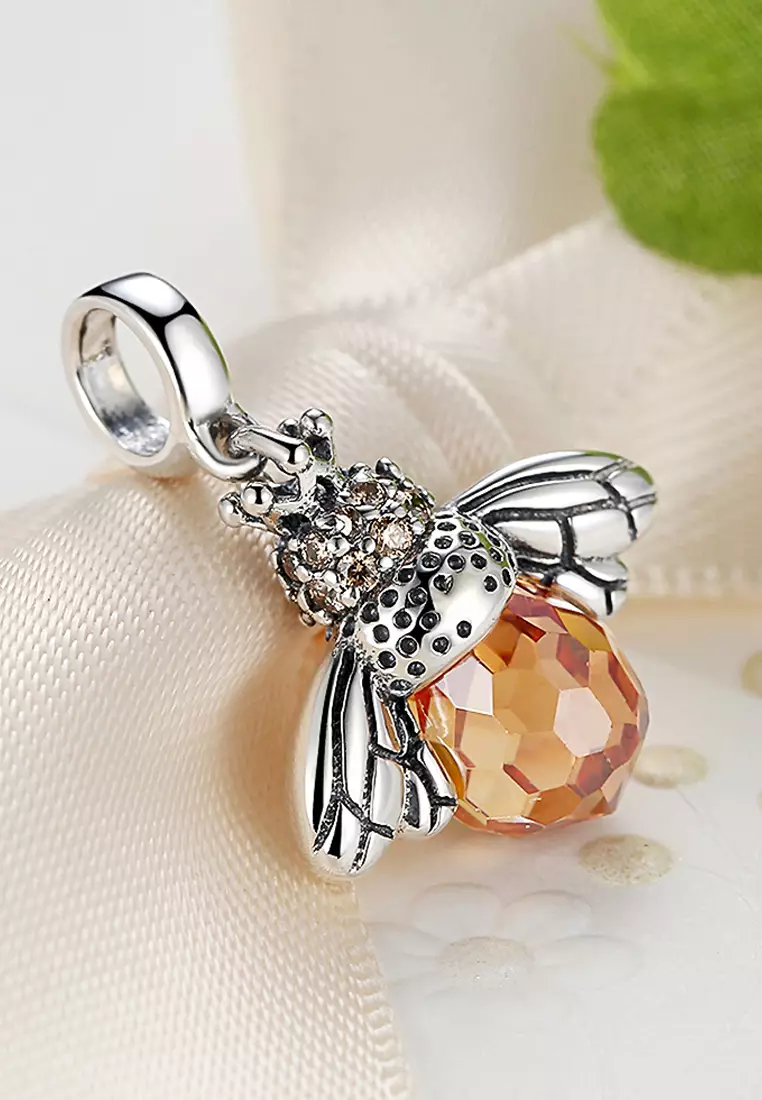 Single Queen Pendant Necklace