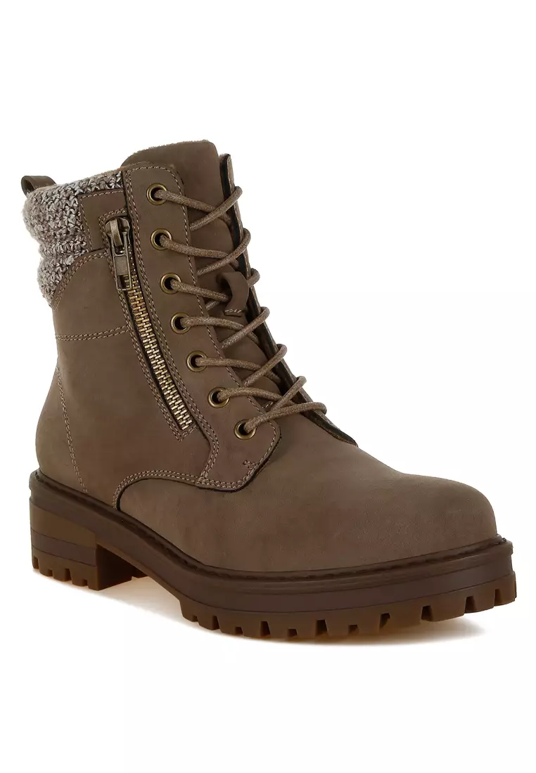Sepatu bot pendaki dengan kerah rajutan dan ritsleting warna kelabu kecokelatan