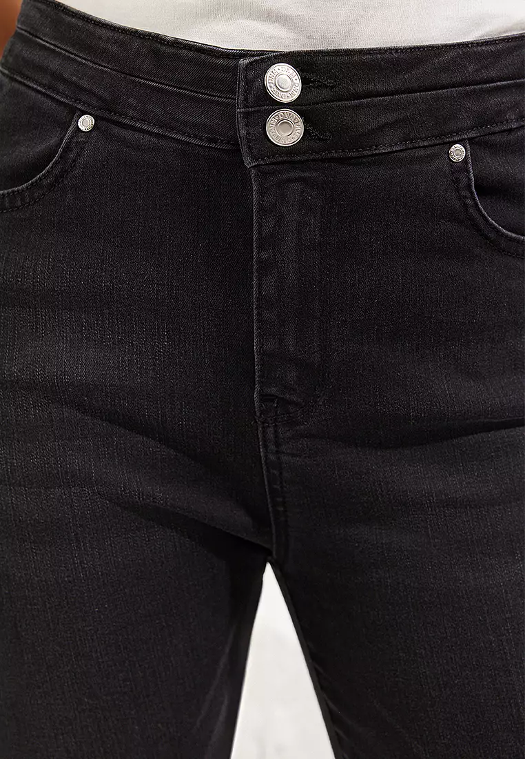 鈕扣細節高腰窄腳牛仔褲