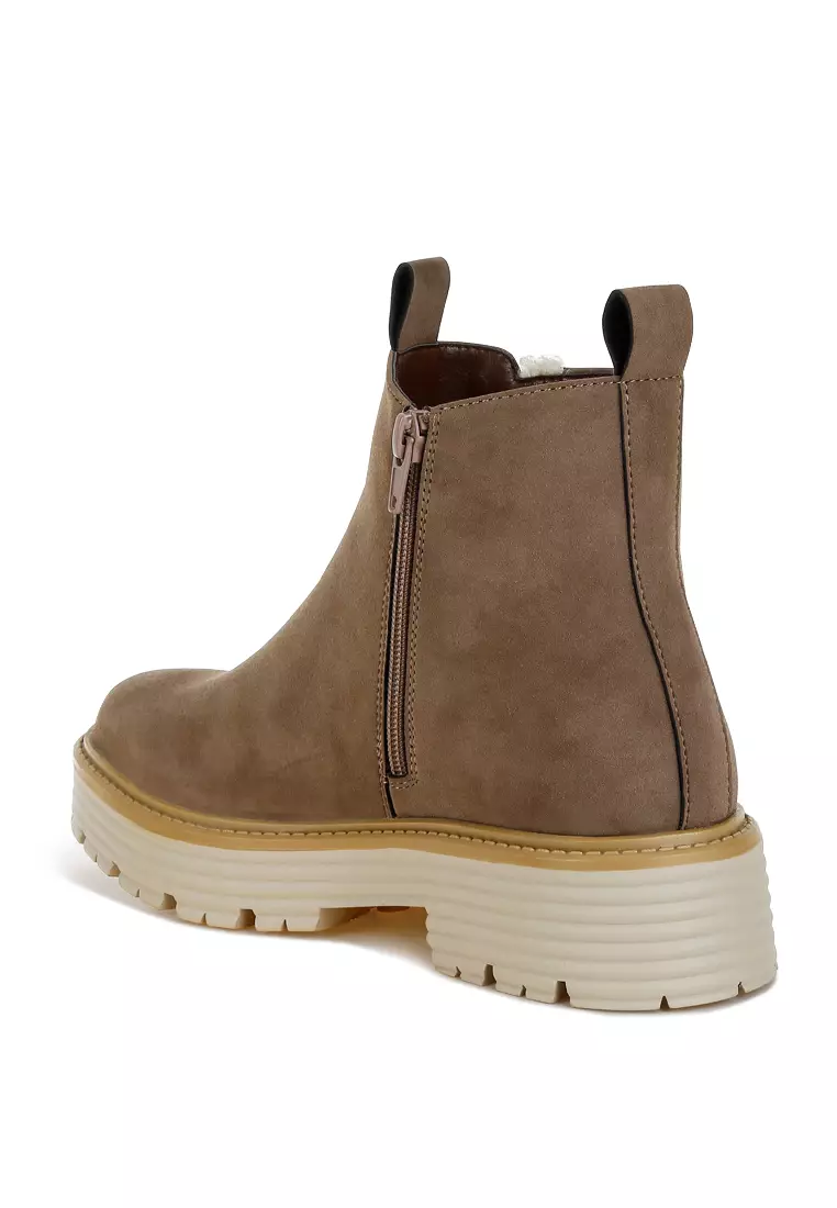 Sepatu bot tebal dengan detail bulu imitasi berwarna kelabu kecokelatan